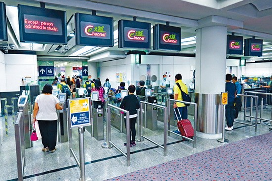 旅客可在e-道透過容貌辨識系統核實身分，自助離境。（圖源：互聯網）