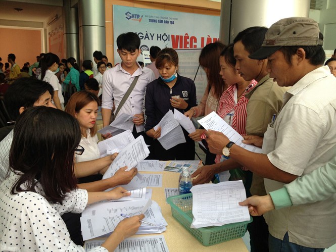 年輕人在輔業盛會尋找就業機會。