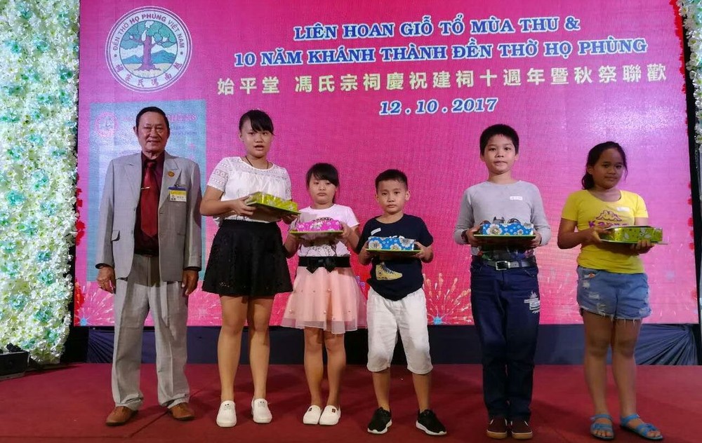 馮金星理事長發獎學金給學生。