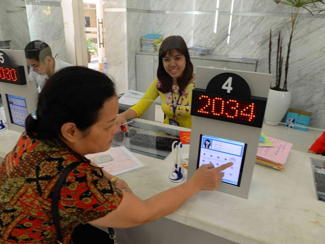 市民在第一郡人委會透過電子應用程式評價公務員的工作和 服務態度。