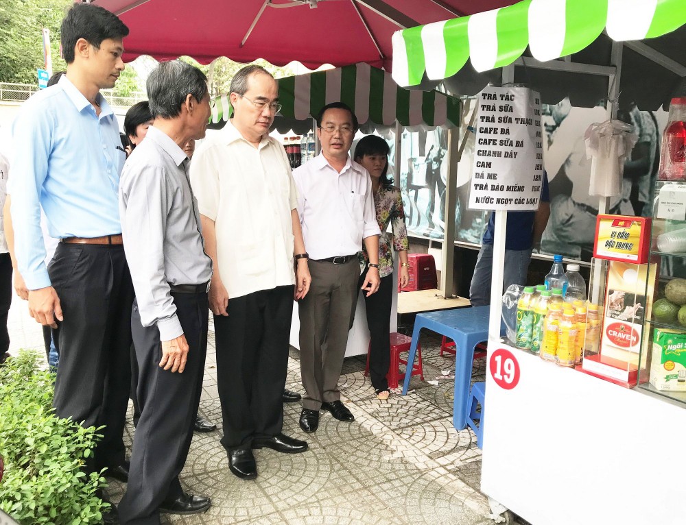 市委書記阮善仁考察第一郡阮文詹街人行道上的飲食攤位。