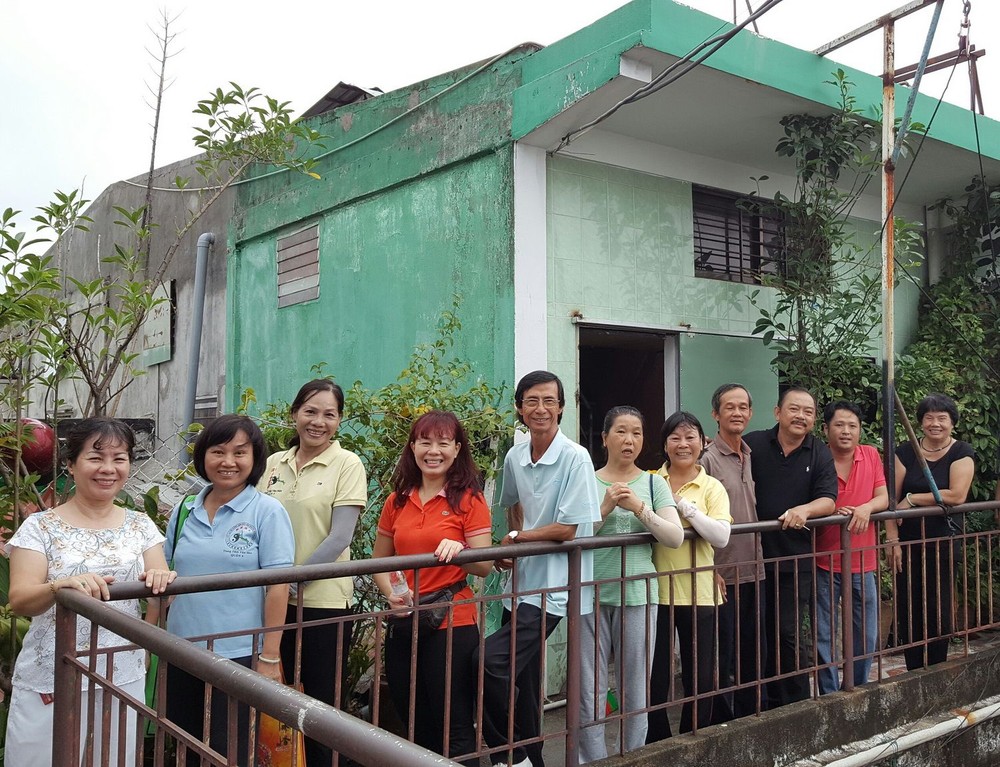 太極螳螂俱樂部成員與黎王善（右四）在住房前合影。