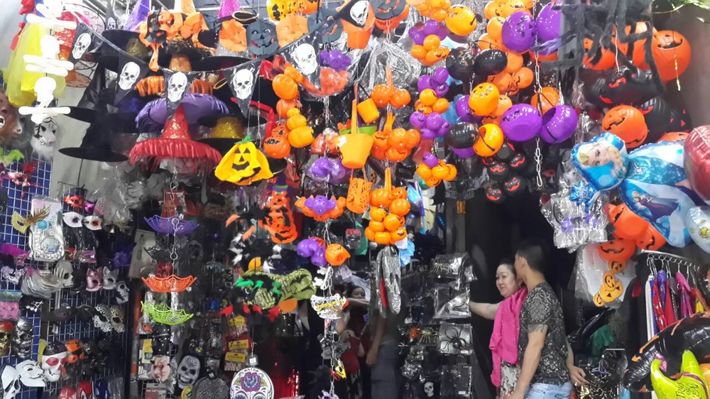 值萬聖節即將來臨，現本市多間商店、超市、書局紛紛擺售琳琅滿目的應節品，以滿足消費者購買需求。