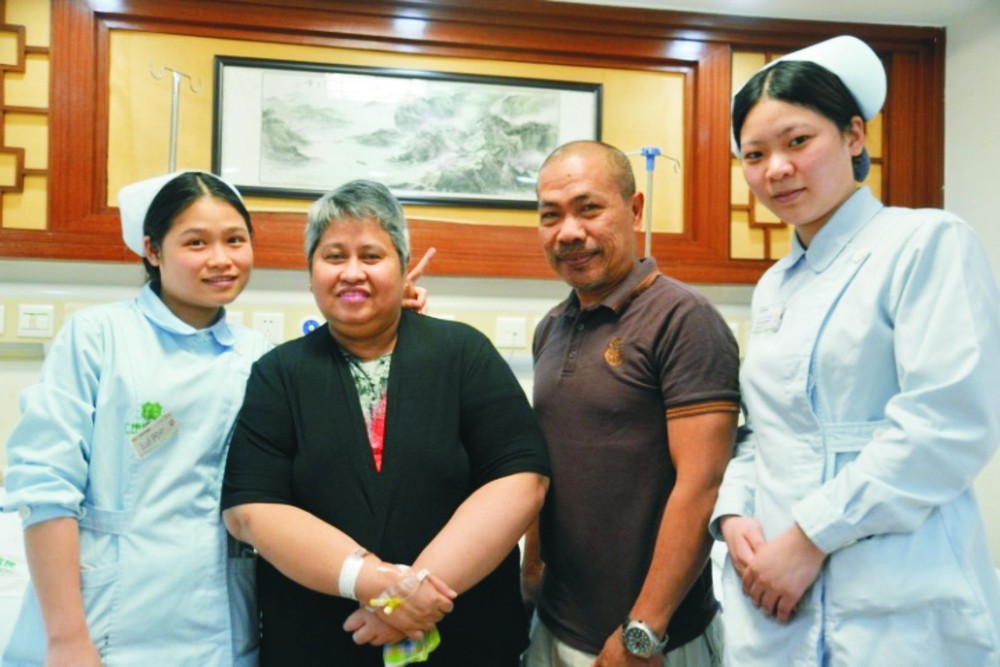 吉恩(左二)與醫護人員合影。