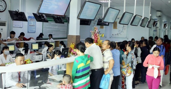 市民持醫保卡在守德郡醫院掛號求診。