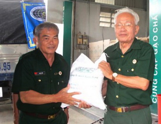 黎誠心中將（右）將大米搬上車以運送給受１０號颱風侵襲的中部各省災民。