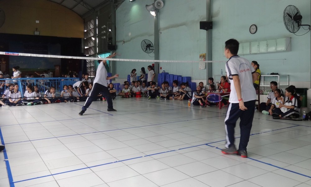 學生正在進行羽毛球賽。