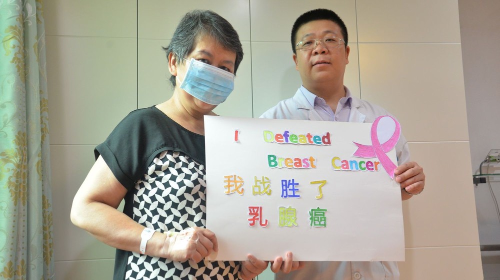 陳瑰蓮與醫院醫生合影。