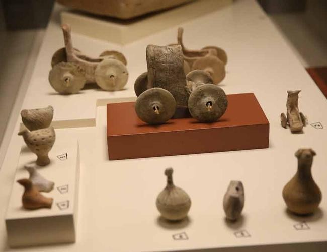 據專家介紹，這有可能是世界上最古老的“玩具車”。（圖源：互聯網）