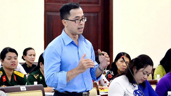 公共客運管理與調度中心副主任何黎恩與本市領導進行會唔與對話時發言。（圖源：嶺紅）