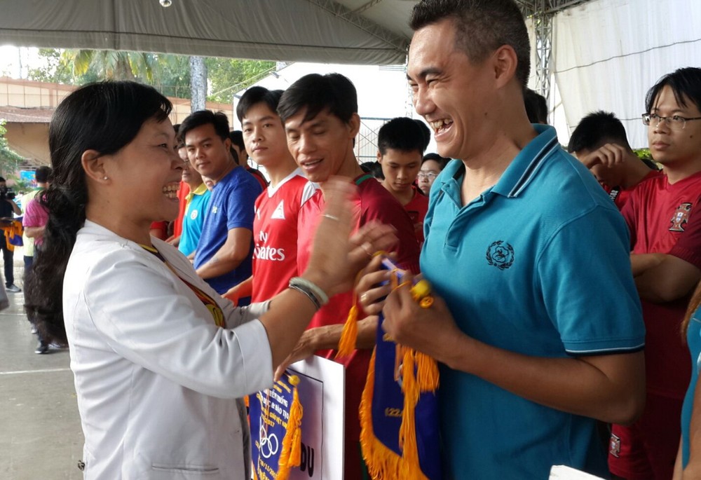 市教育部門領導向華語成人教育中心頒發紀念錦旗。