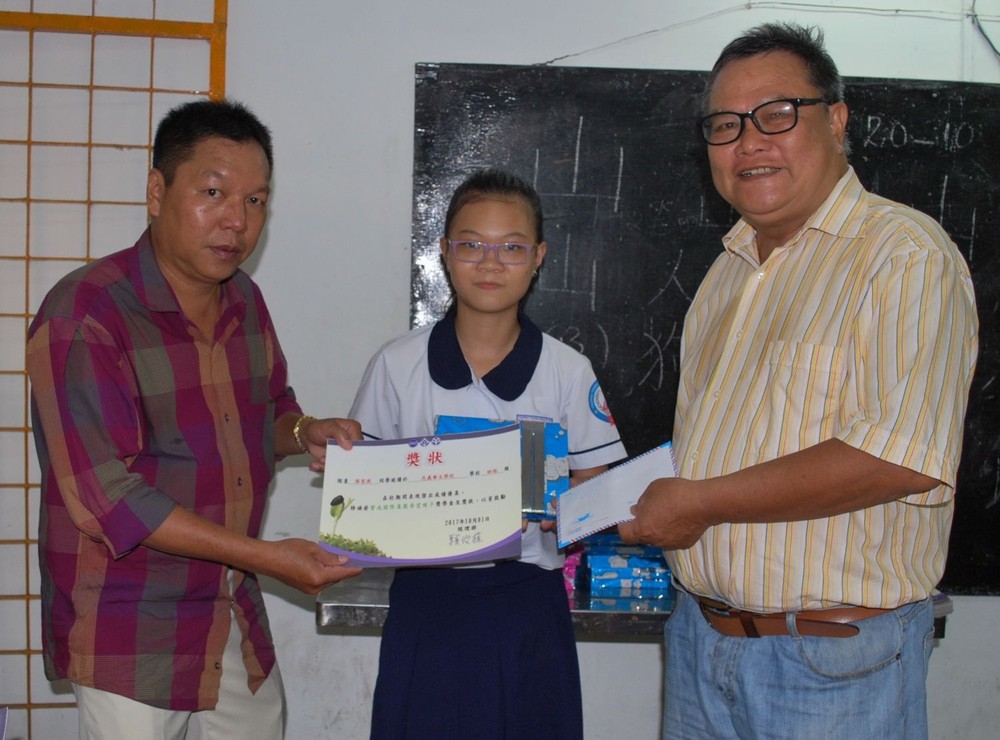 決勝村關帝廟理事長楊振明 (左)和忠義華文學校董事長