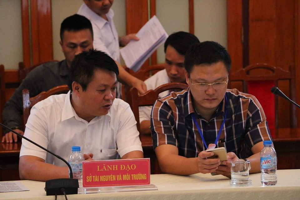 圖為安沛省資源與環境廳廳長范士貴(前左)。