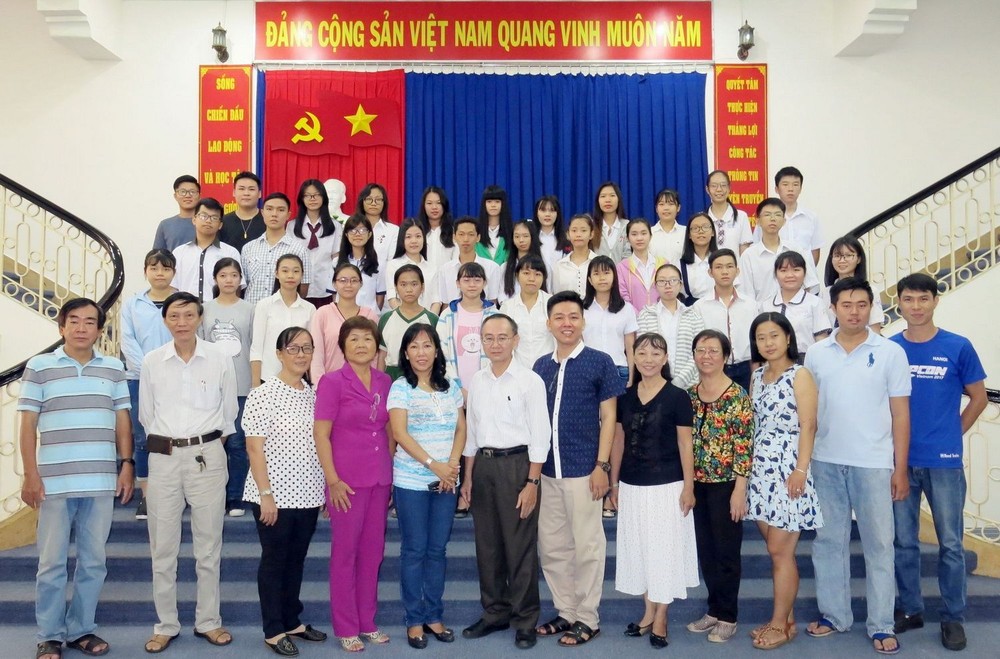 本報青年創作俱樂部舉行內部聚會後各執委與各校師生們留影。