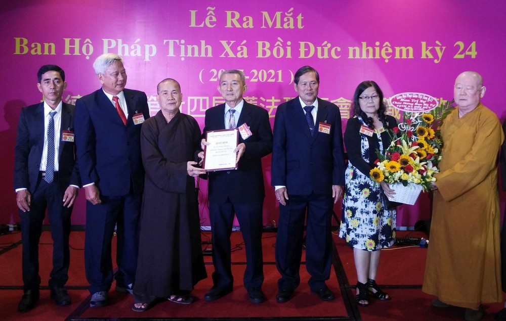 第十一郡佛教教會會長釋善悟（左三）和副會長釋惟鎮（右一）向該護法會頒發決定書和送花祝賀。