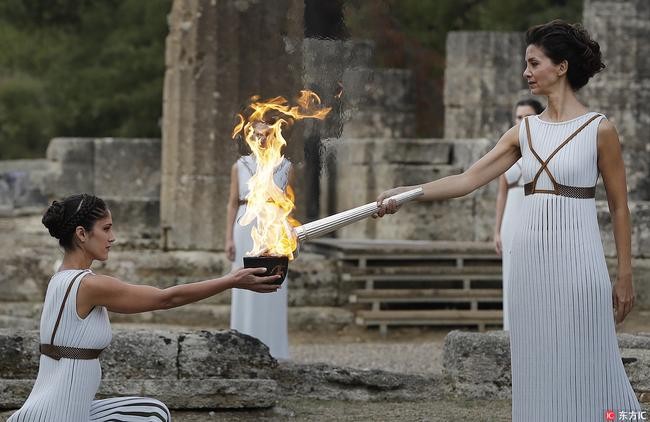 2018平昌冬奧會聖火24日在位於希臘伯羅奔尼撤半島上的奧運會發源地古奧林匹亞採集成功，冬奧會火炬傳遞征程正式開啟。