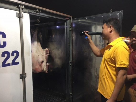 職能力量檢查運抵集散市場的豬肉。