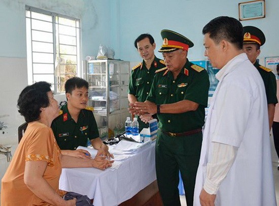 國防部所屬第2總局領導向前來體檢的當地人表示問候。（圖源：黃成）