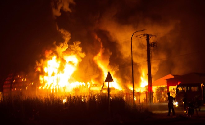 圖為該起火警現場。廠房及倉庫付諸一炬。（資料圖源：DK）