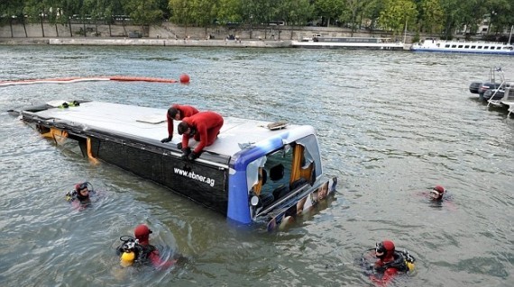 尼泊爾一輛長途客運汽車28日早晨墜入河中，已造成至少31人死亡、10多人受傷，另有10多人失蹤。（圖源：路透社）