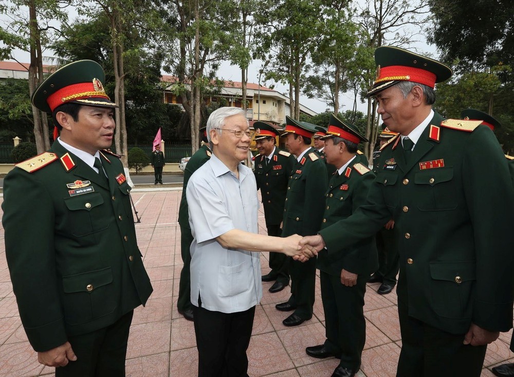 阮富仲總書記問候第四軍區幹部、戰士。（圖源：越通社）