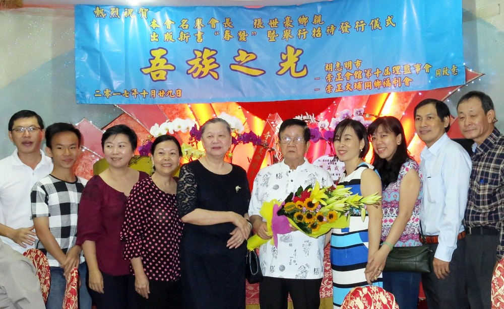 各嘉賓向張世豪先生（右五）贈花祝賀。