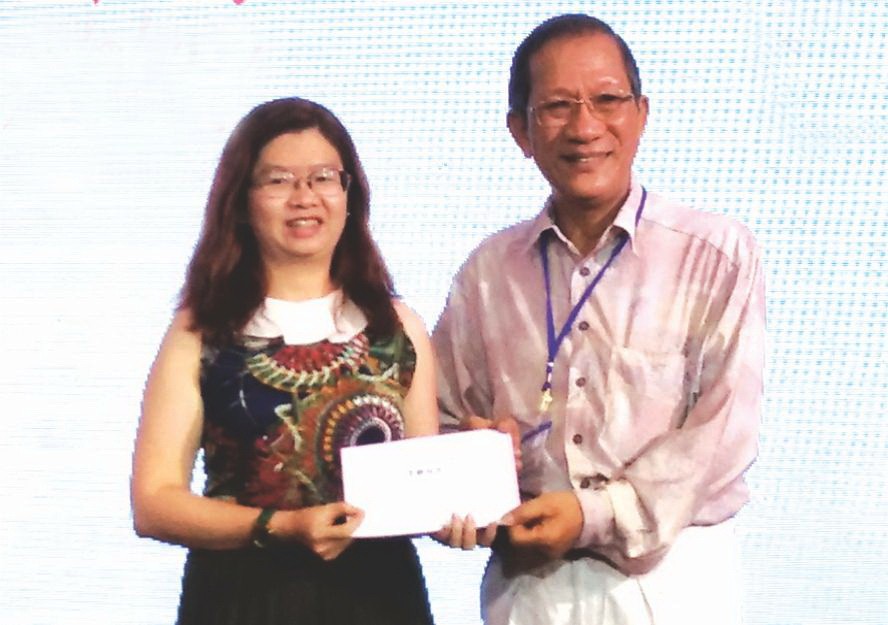 在歡樂的氛圍裡，該團已向中部受風災災民捐助300萬元，新富郡富中坊“為窮人”基金200萬元。