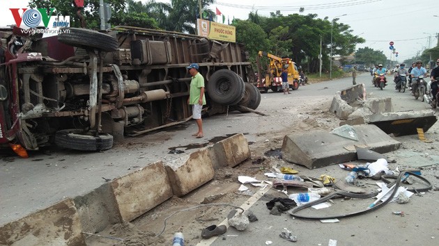 該起交通事故現場，卡車側翻司機受困駕駛室。（圖源：VOV）