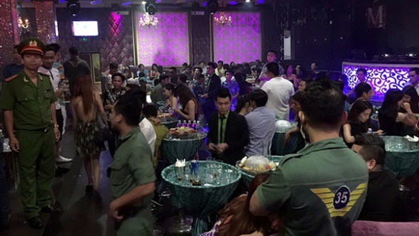 市公安力量深夜突擊檢查某一酒吧。（示意圖源：互聯網）