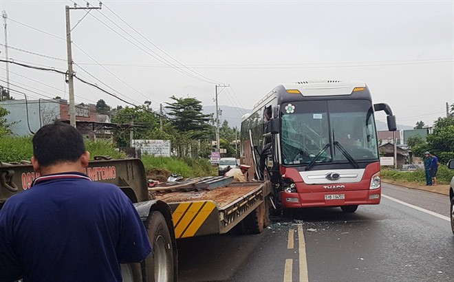 卡車側翻司機受困駕駛室 ảnh 1