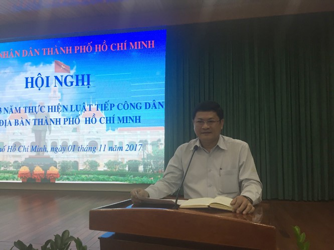 市人委會副主席黃革命在會議上發表講話。