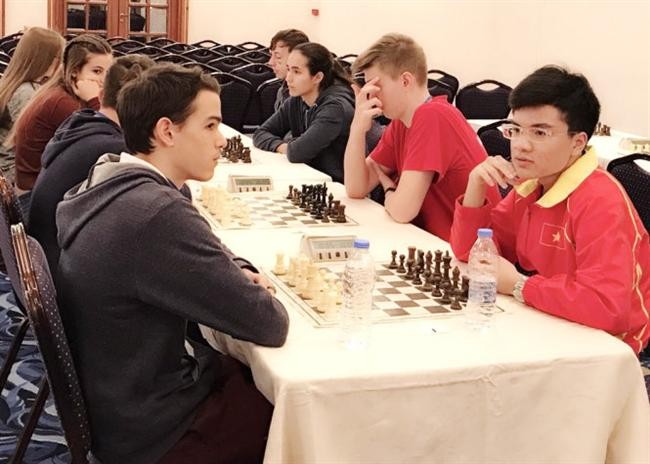 阮英魁（右一）在比賽中。