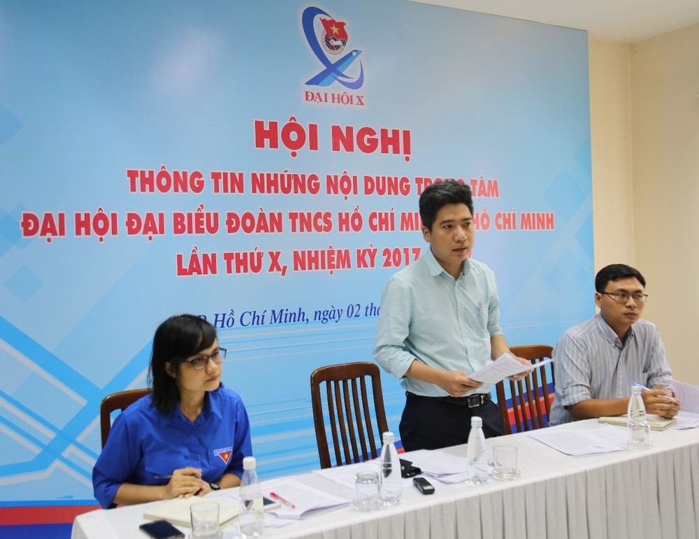 共青團市委副書記阮越桂山(中)在記者招待會上介紹本市共青團市委第十屆代表大會的籌備工作。