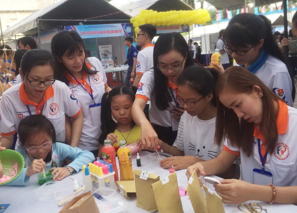 青少年在娛樂科學空間大顯身手。