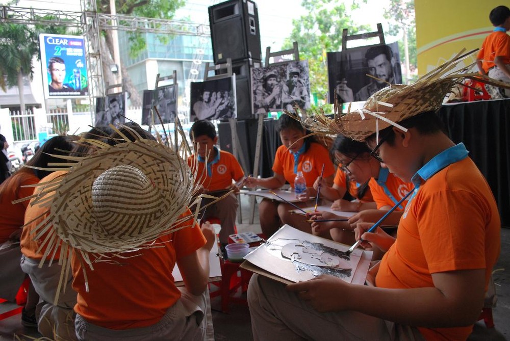 儀式結束後，約50名青少年開始參加比賽，主要是繪畫切‧格瓦拉(Che Guevara)的肖像。