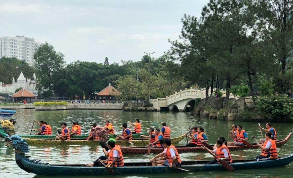 各校老師參加賽龍舟比賽。