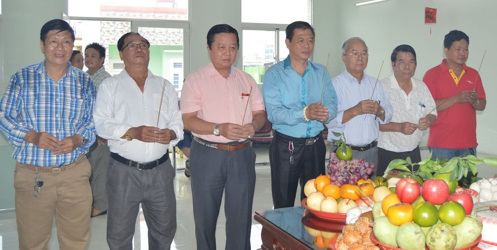 梁氏宗祠理監事會成員上香祭祖。