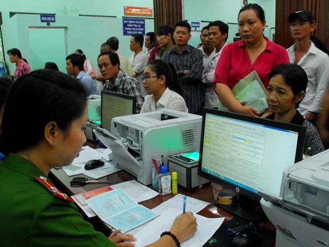 市民辦理簽發身份證手續。