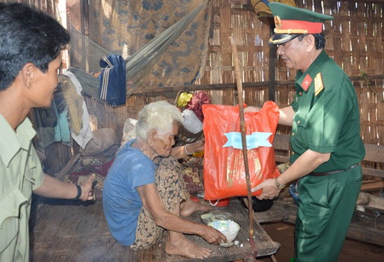 778國防經濟團代表到村莊幫助斯丁族同胞。