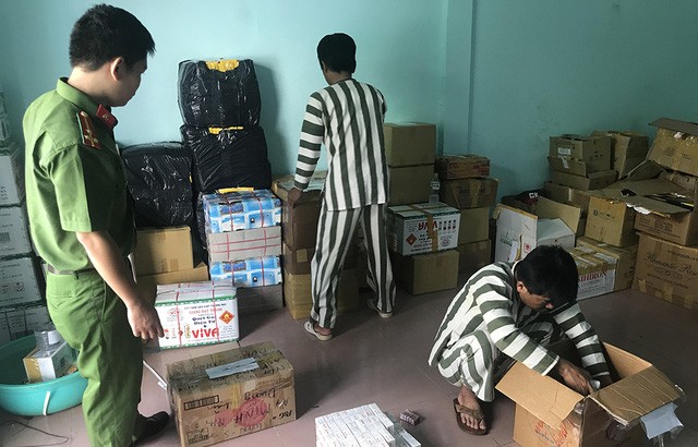 不久前在假藥生產案中被拘捕的疑犯在市公安廳幹部的 監察下點算贓物。