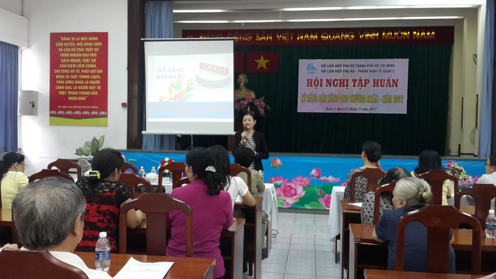 第五郡經濟科與婦女會在該會會場舉辦主題為”商販售貨技能培訓”活動。（圖源：心雨）