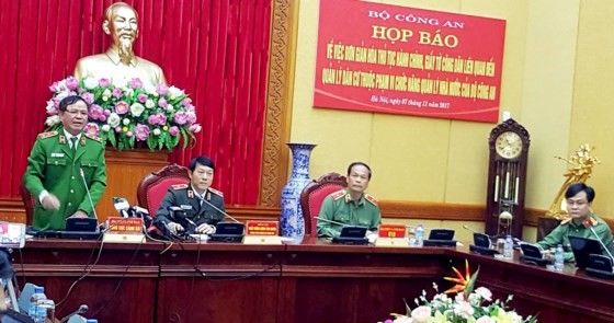 陳文衛中將在新聞發佈會上發言。