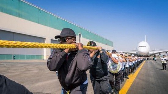 56名迪拜警察把A380空客飛機向前拉了100米，創下了吉尼斯世界紀錄。（圖源：互聯網）
