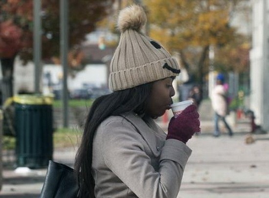 民眾喝熱飲禦寒。（圖源：互聯網）