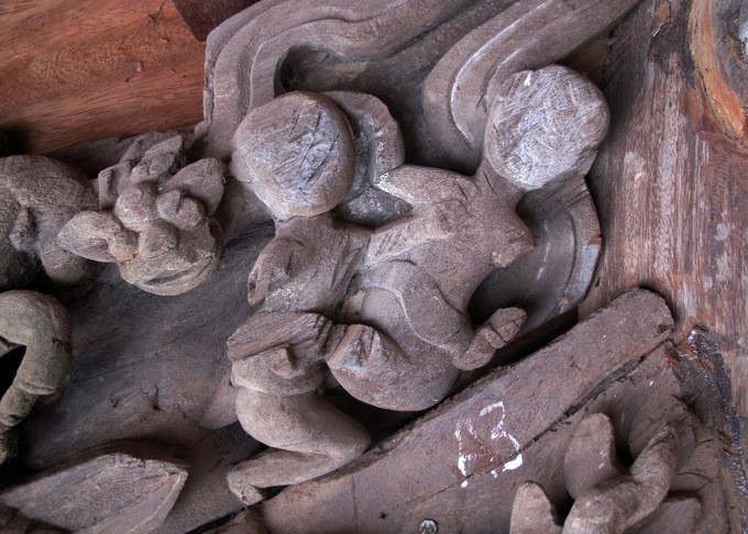 北江省扶老寺上雕刻親熱畫面的作品。