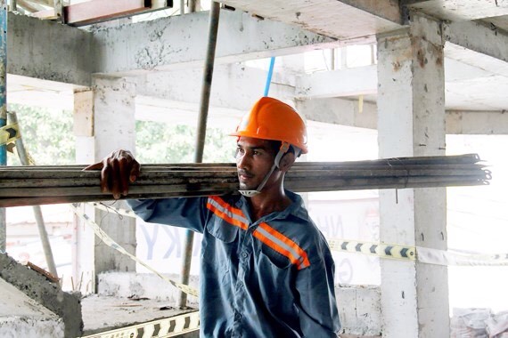 石林成每天在工地勤奮工作。