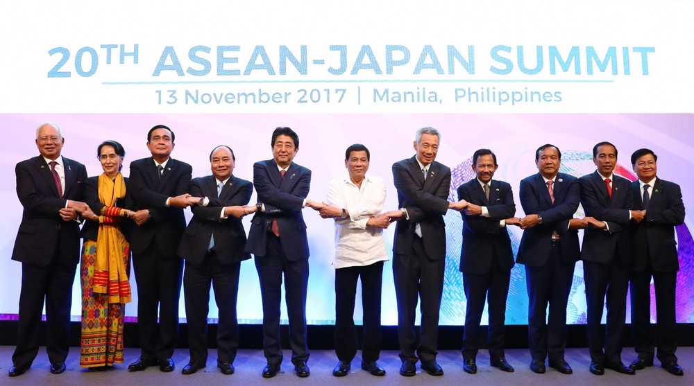 政府總理阮春福（左四）與各東盟團長合照。（圖源：越通社）