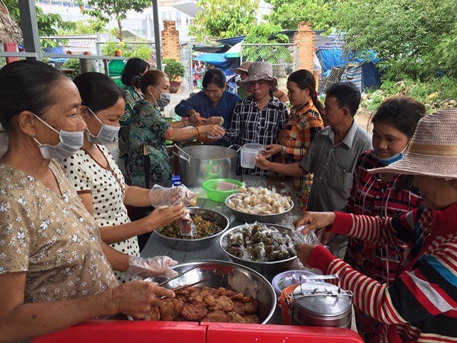 陪病者到福善飯店拿飯菜。