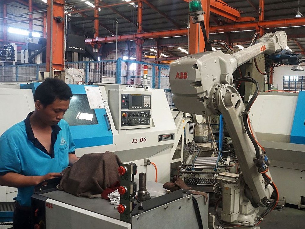 鴻記公司的價值約100億元機械手臂生產線一隅。