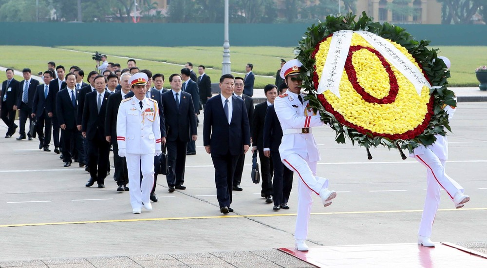 中國國家主席習近平晉謁胡主席陵。（圖源：越通社）